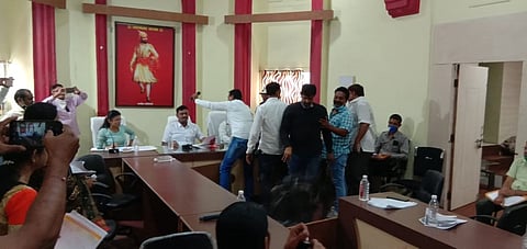 Battle again in Akola Municipal Corporation, Shiv Sena group leaders turned the table