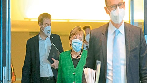 बर्लिन: कोरोनाचे वाढते रुग्ण पाहता जर्मनीत लॉकडाउनचा कालावधी वाढवण्याचा निर्णय घेण्यात आला. यासंदर्भातील बैठकीनंतर पत्रकार परिषदेसाठी जाताना चॅन्सलर अंजेला मर्केल आदी.