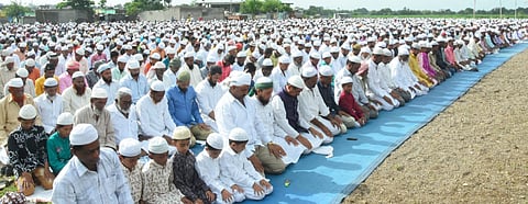 सिल्लाेड येथे मुस्लिम बांधवांनी नमाज अदा केली.