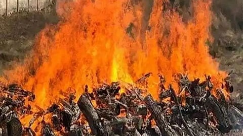 खांदेकरी बनून मूलींनीच दिला आईच्या पार्थिवाला अग्नीडाग