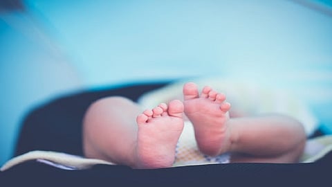 ...काय नवलच! व्हिडीओ कॉलिंगद्वारे त्यांनी केलं बाळाचं बारसं