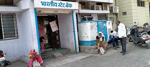 Akola News: Bank closed due to lack of network; Transactions stalled for eight days!