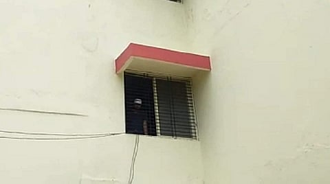 बीड : येथील आयटीआयमधील क्वारंटाईन सेंटरच्या खोलीत तरुणाने कोंडून घेतले.