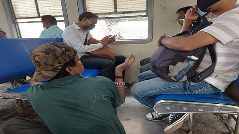 मध्य रेल्वे मार्गावर भिकारी आणि विक्रेत्यांचा सुळसुळाट; सरसकट प्रवाशांना मात्र प्रवासाची परवानगी नाही