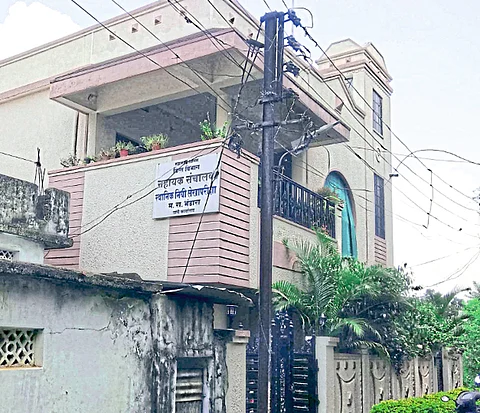 भाड्याच्या इमारतीत असलेली कार्यालये