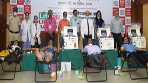 भंडारा : प्लाझ्मा दानदात्यांसोबत अधिकारी व डॉक्टर.