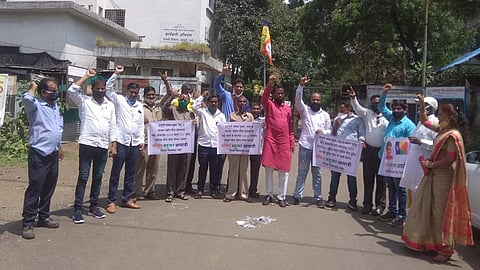 भोसरी : महावितरण कार्यालयावर वंचित बहुजन आघाडीचा मोर्चा, विजबिलांची होळी करून निषेध