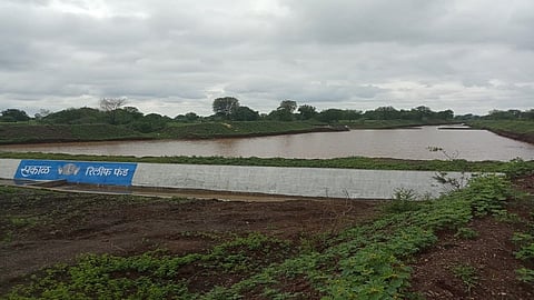 देवडी (ता. वडवणी, जि. बीड) : "सकाळ रिलीफ फंडा'तून गेटविरहित उभारलेला जिल्ह्यातील सर्वांत मोठा बंधारा.