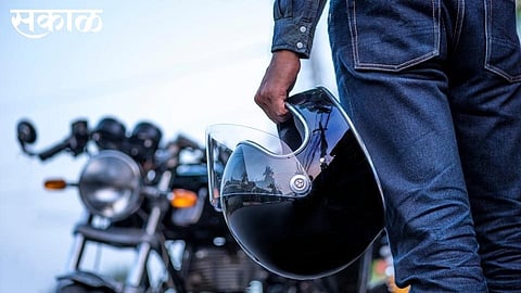 two wheeler bike disturb to parents and students in road kolhapur