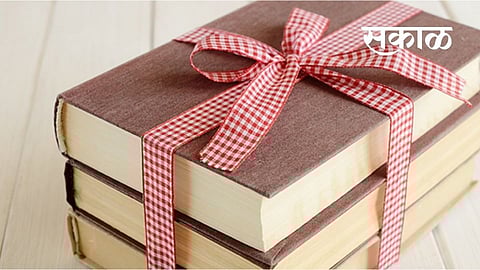 बोहल्यावर चढण्यापूर्वी नवरदेवाचा स्तुत्य उपक्रम; वाचनालास दिले पुस्तक भेट