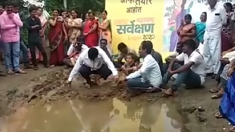 Video : रस्ता नसल्याने नागरिकांनी चिखलात बसून केले आंदोलन