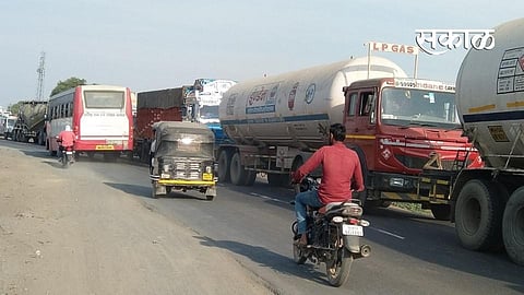 Akola Marathi News Bus stopped highway jammed queues of vehicles up to ten kilometers