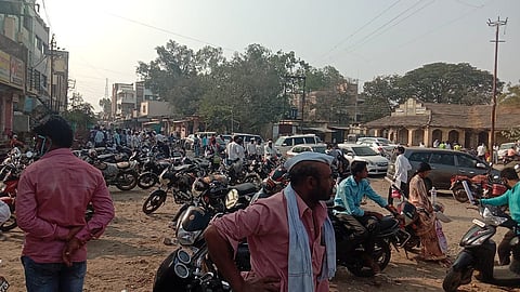 Queue of aspirants in front of tehsil office on the last day to fill up the application