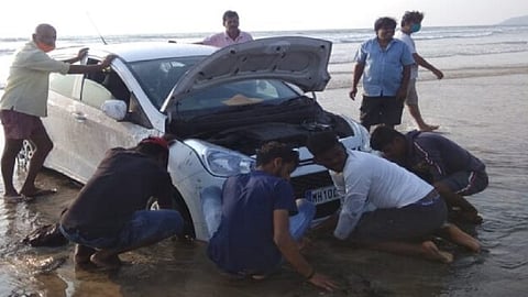 malgund beach car drive accident in ratnagiri