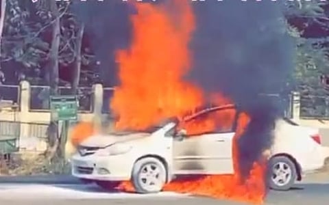 जळगावात बर्निंग कारचा थरार, चौघे मित्र थोडक्यात बचावले