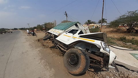 वाहन उलटल्याने माण तालुक्यात दाेघे ठार; चार जखमी