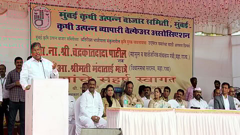 भाजीपाला बाजार संकुलामधील गाळ्यांचे उद्घाटन महसूलमंत्री चंद्रकांत पाटील यांच्या हस्ते करण्यात आले