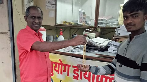 Ironing clothes gold chain kolhapur