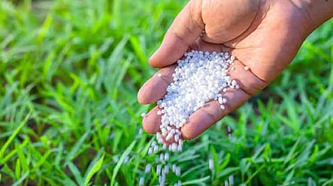 Inspection of 4 centers in case of sale of mixed fertilizers jalgaon news