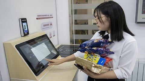 चीनमध्ये लोक चेहरा दाखवून हव्या त्या वस्तूंची खरेदी करत आहेत