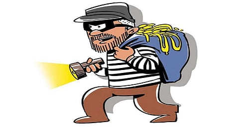 robbery in ratnagiri two and half kg gold theft from thefer from close car in ratnagiri