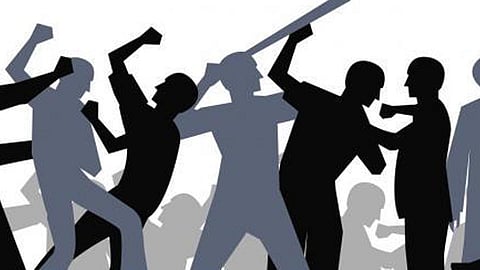 चिखलीत घरावर दगडफेक; लाकडी दांडके, कोयत्याने तोडफोड