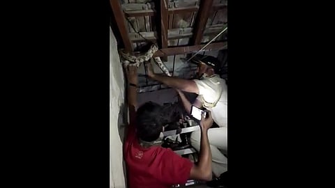 मुरलीधर जाधव यांनी उंचावली मुंबई पोलिसांची मान! नागरिकांनी खांदयावर घेत दिल्या शुभेच्छा