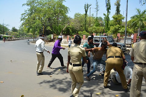 औरंगाबादेत पोलिसांना त्यांच्याच काठीने मारहाण