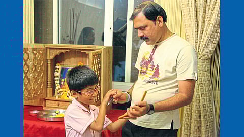 ‘डॅंबिस’मध्ये बालकलाकारासह अभिनेता मकरंद अनासपुरे.