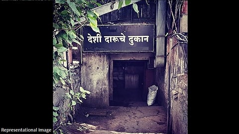 इथे आपण म्हणतोय वॉर अगेन्स्ट व्हायरस सुरु झालंय आणि इथं काय सुरु आहे बघा...