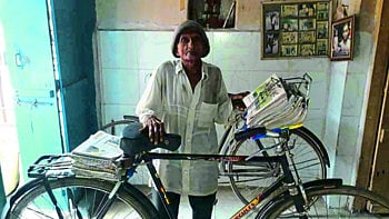 वय ८० वर्ष, पण तरुणांना लाजवेल असा जैनबाबांचा वृत्तपत्र वाटपात अजून ही जोश कायम !