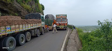 खड्यांमुळे कन्नड घाटाची लागली वाट ! वारंवार होतेय वाहतूक जाम