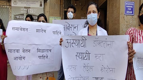 विविध मागण्यांसाठी राज्यातील 1300 डॉक्टर संपावर! आंदोलन करत सरकारचा निषेध