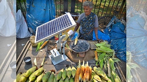 भन्नाट आयडिया! कणिस भाजण्यासाठी चक्क सोलार पॉवरचा केला वापर