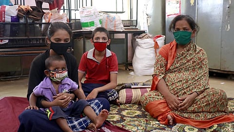 Video : तीन मुलांना घेऊन दारोदार हिंडतेय, त्यात 'ती' आठ महिन्यांची गर्भवती...