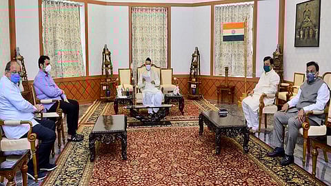 देवेंद्र फडणवीस यांच्या नेतृत्वात भाजपा शिष्टमंडळ राज्यपालांच्या भेटीला