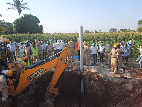 farmer jump in borewell