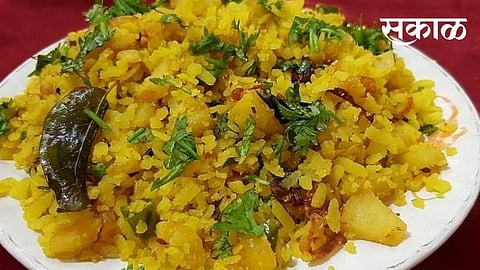 स्वादीष्ट पोहे खाण्याची इच्छा झालीयं; तर या आहेत सहा चविष्ट पोहे रेसिपींज