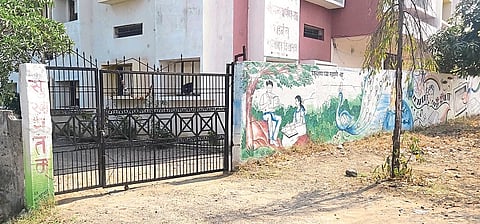 फुलंब्री : तालुक्यातील पालफाटा येथील शाळेवर व्यवस्था करण्यात आलेल्या शाळेला लागलेले कुलूप.
