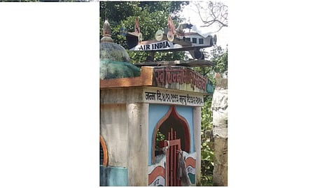 a Replica an airplane is placed on the Samadhi after death in the Madiya tribe