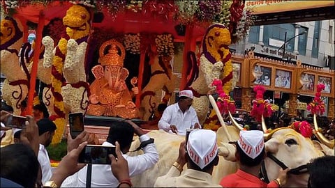 नाचत-गात, वाजत-सजत झालं 'बाप्पां'चं 'वर्षा'गमन !