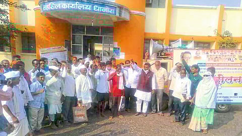 धानोरा : तहसीलदारांशी चर्चा करताना आमदार डॉ. देवराव होळी.