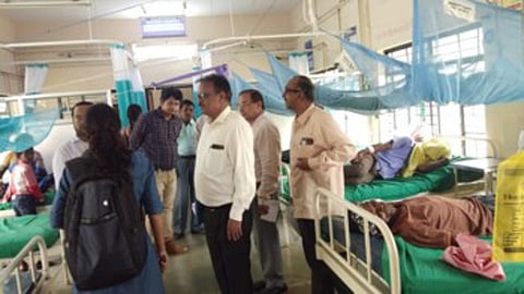 कोरची (जि. गडचिरोली) : ग्रामीण रुग्णालयाची तपासणी करताना डॉ. गोगुलवार समितीचे सदस्य.