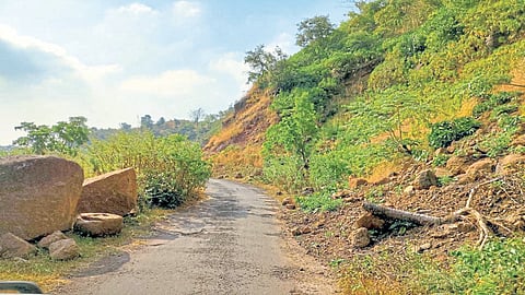 घाटरस्त्यात दरडी कोसळल्याने धोका वाढला; मालोशी-घाटेवाडीत वाहतुकीलाही अडथळा