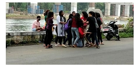 पुण्यातील नदीपात्राशेजारी मुलींचे दोन ग्रुप समोरासमोर भिडले अन्...