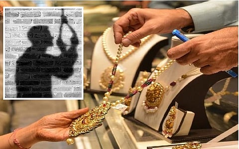Akola News: A servant of a bullion shop in Murtijapur hanged himself in front of the shop!