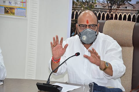 निधी आहे तरी खर्च होत नाही; मग काय पालकमंत्र्यांकडून यंत्रणा धारेवर