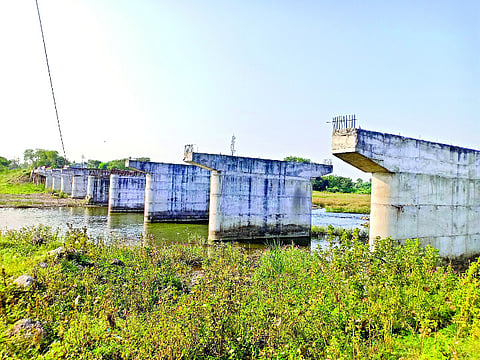 गुमगावः अर्धवट असलेला वेणा नदीवरील पूल.