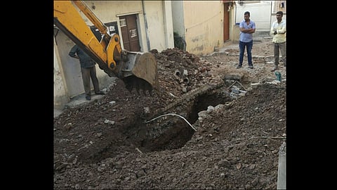 हडपसरः दहा इंची जूनी सांडपाणी वाहिनी सुस्थितीत आहे. ती बदलून त्याठिकाणी 12 इंची वाहिनी टाकण्याचे काम भाजपा नगरसेवक करत आहेत.