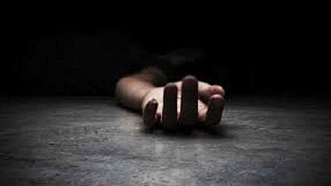 हृदयद्रावक ! ...आणि मुलांनी वाटेतच आपल्या बापाला गमावलं, वाचा मन सुन्न करणारी बातमी